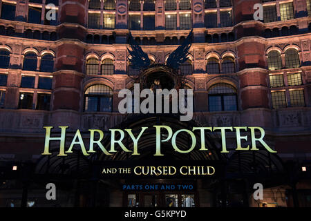 Close Up of Harry Potter et l'enfant maudit signe au Palace Theatre, Londres Banque D'Images