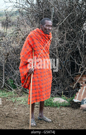 Vieux guerrier Masaï debout dans le village Masai au Kenya, Afrique. Banque D'Images