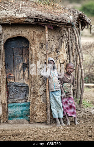 Deux enfants debout dans un village Masai au Kenya, Afrique. Banque D'Images