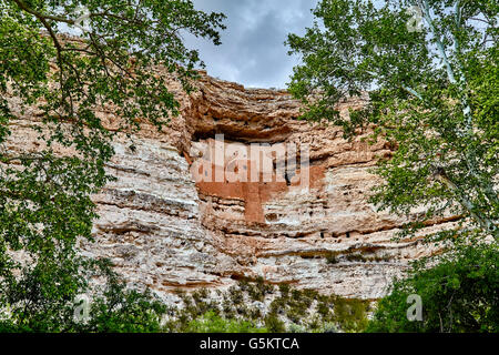 Ancien bien préservé de Native American cliff demeure dans la montagne du côté des faits de pierre, de roches, de boue, d'argile, de pierres Banque D'Images