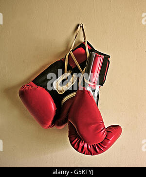 Hand drawn vector illustration ou dessin d'une paire de gants de boxe rouge pendaison Banque D'Images