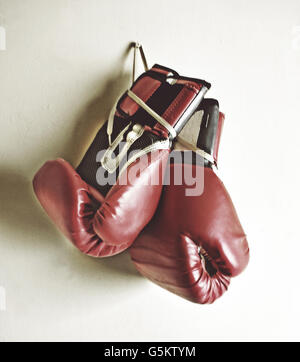 Hand drawn vector illustration ou dessin d'une paire de gants de boxe rouge pendaison Banque D'Images