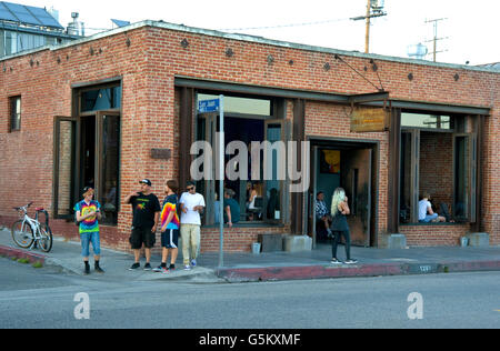 Les gens de traîner devant un bar restaurant sur Abbot Kinney Blvd. à Venise Banque D'Images