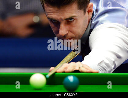 Mark Selby en action contre Neil Robertson lors de la finale du Betfair Masters à Alexandra Palace, Londres. Banque D'Images