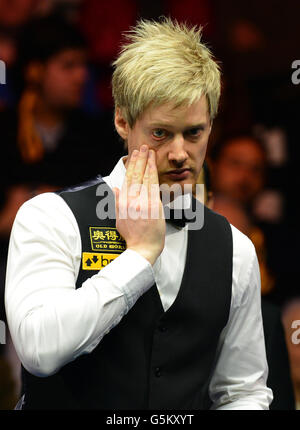 Neil Robertson en action contre Mark Selby lors de la finale du Betfair Masters à Alexandra Palace, Londres. Banque D'Images