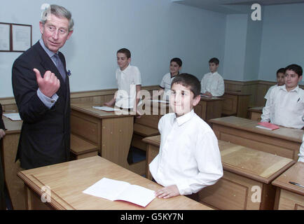 Le prince de Galles rencontre Abdullah Ozpales, 10 ans, en classe lors d'une visite à la mosquée Suleymaniye, dans l'est de Londres. Le prince a demandé à visiter la mosquée de Londres, la plus grande d'Europe occidentale. * à court préavis après les attaques terroristes aux États-Unis qui sont censées avoir été menées par des extrémistes islamiques. Kemal Kaymakci, membre du conseil d'administration du centre islamique, a applaudi la visite du prince, affirmant que sa religion n'avait pas sa place pour le terrorisme. Banque D'Images