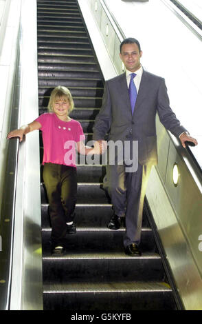 Michael Biggs, le fils du grand voleur de train Ronnie Biggs, descend un escalator avec Emma Buggins, âgée de 7 ans, de Highams Park, à l'est de Londres, pour aider à promouvoir la semaine de sensibilisation aux accidents vasculaires cérébraux. * la paire était à la station de métro Canary Wharf pour aider à encourager les gens à faire plus d'exercice, et de battre la menace d'un accident vasculaire cérébral. La paire a été affectée par des accidents vasculaires cérébraux, le père le plus célèbre de Michael ayant souffert d'eux, et Emma elle-même en souffrant une quand elle avait seulement 4 ans. Banque D'Images