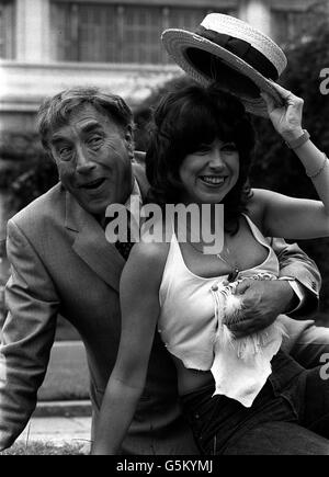 1981: La personnalité de la télévision Sally James, de Tiswas de ATV, avec le comédien vétéran Frankie Howerd. Banque D'Images