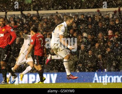 Clint Dempsey de Tottenham Hotspur célèbre le premier but de son côté du jeu et de l'égaliseur tardif Banque D'Images