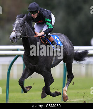 Courses hippiques - courses de Nottingham.Fils Anges, criblé de Jamie Spencer, remporte le BDN génie civil E.B.F.Piquets de jeune fille Banque D'Images