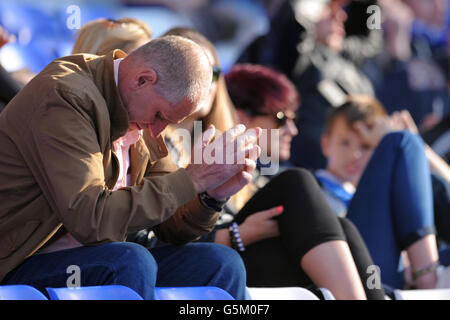 Football - npower football League Championship - Birmingham City / Huddersfield Town - St Andrews.Les fans de Birmingham City prient pour une reprise de fortune depuis les stands Banque D'Images