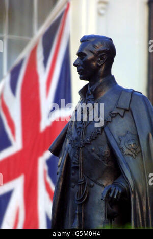 L'Union Jack vole en Berne derrière la statue de George VI dans le centre commercial, dans le centre de Londres, avant le cortège funèbre de la Reine mère, du Palais St James au Westminster Hall, où il sera dans l'état jusqu'aux funérailles de la semaine prochaine. Banque D'Images