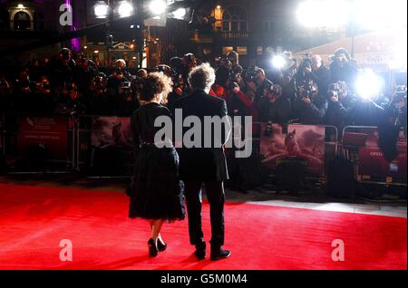 Helena Bonham carter et Tim Burton arrivent à la projection de Frankenweenie la nuit d'ouverture du BFI London film Festival à l'Odeon Leicester Square, Londres. Banque D'Images