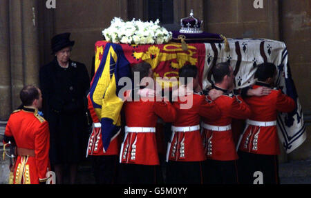 La reine Elizabeth II de Grande-Bretagne regarde à la porte de Westminster Hall, Londres, comme le cercueil de la reine Elizabeth, la reine mère, arrive. Il sera dans l'état jusqu'aux funérailles à l'abbaye de Westminster mardi. Banque D'Images