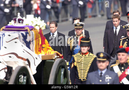 Le prince de Galles (au centre) le vicomte Linley (à gauche) et le prince William (à droite) suivent le cercueil de la reine mère de Grande-Bretagne pendant la procession cérémonielle de la chapelle de la reine à Westminster Hall à Londres, où elle se trouve dans l'État jusqu'à ses funérailles. Banque D'Images