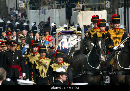 Sous la direction de soldats à pied de la troupe du roi, Royal Horse Artillery, le cercueil de la reine Elizabeth la reine mère est tiré sur une voiture d'armes à feu comme les membres masculins de la famille royale suivent pendant la procession royale de la chapelle de la reine à Westminster Hall. * la couronne surmontée sur le cercueil est celle qu'elle portait le jour du couronnement de son mari, le roi George VI Banque D'Images