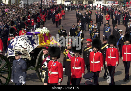 Le cercueil de la Reine Elizabeth la Reine mère passe le long du Mall tandis que des hommes de la famille royale se promène derrière. Banque D'Images