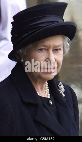 La reine Elizabeth II attend devant le Westminster Hall à la suite de la procession cérémonielle de la reine mère au Westminster Hall, dans le centre de Londres. Des milliers de personnes ont tracé la route pour rendre leurs derniers respects à la reine mère qui est décédée à l'âge de 101 ans. * ses funérailles auront lieu le 9 avril, après quoi elle sera interjouée à la chapelle Saint-George à Windsor, à côté de son défunt mari, le roi George VI Banque D'Images