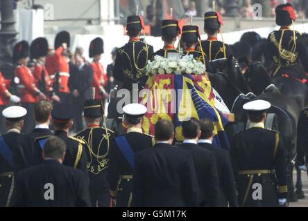 Les membres de la famille Roya suivent le chariot porte-armes transportant le cercueil de la reine mère pendant la procession à l'état couché.Des milliers de personnes ont tracé la route pour payer leurs derniers prospects à la reine mère qui est décédée à l'âge de 101 ans.* ses funérailles auront lieu le 9 avril, après quoi elle sera interjouée à la chapelle Saint-George à Windsor, à côté de son défunt mari, le roi George VI Banque D'Images