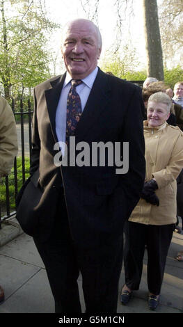 L'ancien poids lourd de boxe Sir Henry Cooper attend patiemment avec une foule de boursouliers de passer le cercueil de la reine Elizabeth, la reine mère, qui mentera dans l'État de Westminster Hall jusqu'à ses funérailles à l'abbaye de Westminster. Banque D'Images