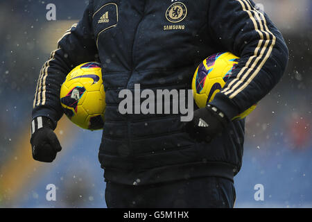 Soccer - Barclays Premier League - Chelsea / Arsenal - Stamford Bridge.Détail d'un entraîneur de Chelsea tenant des balles de match Nike Winter lors de l'échauffement Banque D'Images