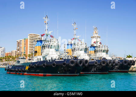 Trois navires remorqueurs, amarré dans le port de Malaga, Andalousie, espagne. Banque D'Images