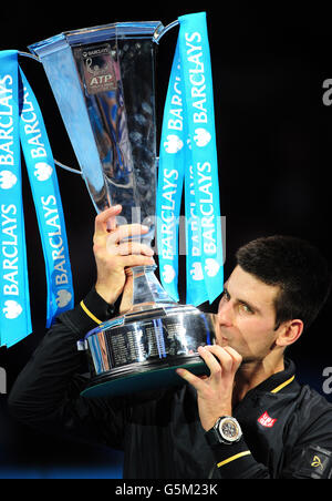 Tennis - Barclays ATP World Tour finals - huitième jour - O2 Arena.Le Novak Djokovic de Serbie embrasse le trophée après avoir battu Roger Federer de Suisse en finale Banque D'Images