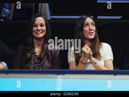 Tennis - Barclays ATP World Tour finals - huitième jour - O2 Arena.Pippa Middleton et un ami regardent la finale du Tour du monde ATP entre le Novak Djokovic de Roger Federer Serbie en Suisse Banque D'Images