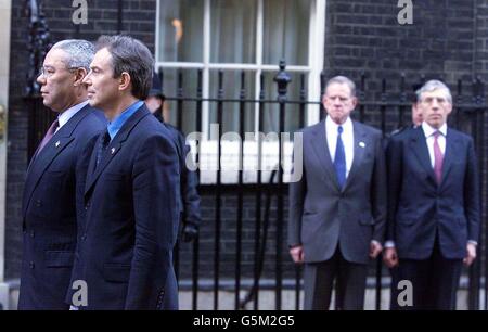 Le Premier ministre britannique Tony Blair et le secrétaire d'État américain Colin Powell devant le 10 Downing Street dans le centre de Londres, sous le regard de l'ambassadeur américain William Farrish et du secrétaire d'État britannique Jack Straw (R). *... au cours d'une cérémonie qui marquera trois mois depuis les attentats terroristes du 11 septembre à New York et Washington DC. Banque D'Images