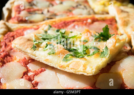 Du coin des pizzas avec du saumon à la mozzarella et roquette Banque D'Images