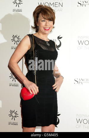 Kathy Lette arrive pour le Daily Mail pour les prix de la femme de l'année, au London Marriott Hotel, Grosvenor Square, dans le centre de Londres. Banque D'Images