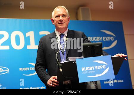 Nick Mullins, commentateur d'ESPN Rugby, parle à la fin du premier jour de l'exposition Rugby 2012 Banque D'Images