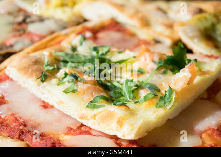 Du coin des pizzas avec du saumon à la mozzarella et roquette Banque D'Images