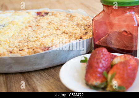 Tarte crumble confiture confiture de cerise et de fraise avec Banque D'Images