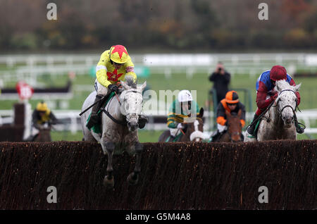 Al Ferof monté par Ruby Walsh saute le dernier sur le chemin à gagner la course de Steeple de coupe d'or de Paddy Power lors de la journée de coupe d'or de Paddy Power à Cheltenham Racecourse, Cheltenham. Banque D'Images