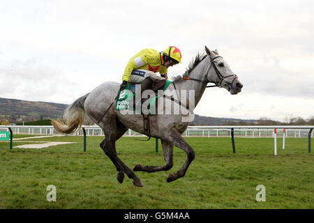 Al Ferof est monté par Ruby Walsh sur le chemin de la victoire de la coupe d'or Paddy Power poursuite de steeple pendant la journée de la coupe d'or Paddy Power à Cheltenham Racecourse, Cheltenham. Banque D'Images