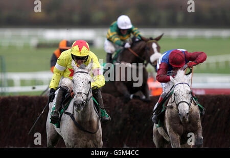 Al Ferof est monté par Ruby Walsh (à gauche) sur le chemin de la victoire de la coupe d'or Paddy Power à la poursuite de Steeple lors de la coupe d'or Paddy Power à Cheltenham Racecourse, Cheltenham. Banque D'Images