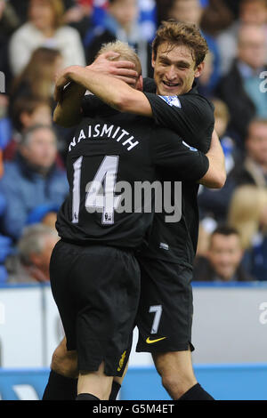 Football - Barclays Premier League - Reading v Everton - Madjeski Stadium.Steven Naismith (à gauche) d'Everton célèbre son but avec Nikica Jelavic Banque D'Images