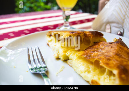 Georgian national plat de fromage khachapuri dans la plaque sur les nappes de couleur à un café en plein air Banque D'Images