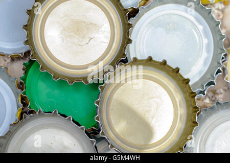 Close-up avec des capsules de bouteilles de bière. Banque D'Images