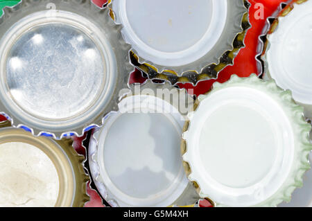 Close-up avec des capsules de bouteilles de bière. Banque D'Images