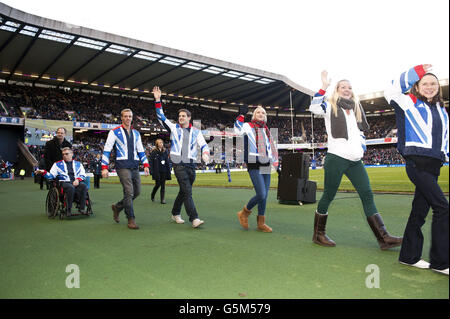 Rugby Union - EMC Test - Ecosse / Afrique du Sud - Murrayfield.Des membres écossais de l'équipe olympique et paralympique du Team GB se sont pressée devant la foule avant le match de test EMC à Murrayfield, Édimbourg. Banque D'Images