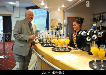 Horse Racing - Hippodrome de Lingfield Banque D'Images