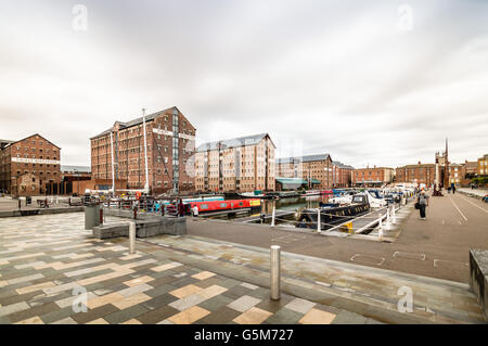 Gloucester, Royaume-Uni - 14 août 2015 : Gloucester Docks au coucher du soleil un jour nuageux Banque D'Images