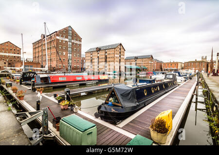 Gloucester, Royaume-Uni - 14 août 2015 : Gloucester Docks au coucher du soleil un jour nuageux Banque D'Images