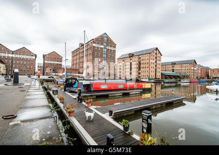 Gloucester, Royaume-Uni - 14 août 2015 : Gloucester Docks au coucher du soleil un jour nuageux Banque D'Images