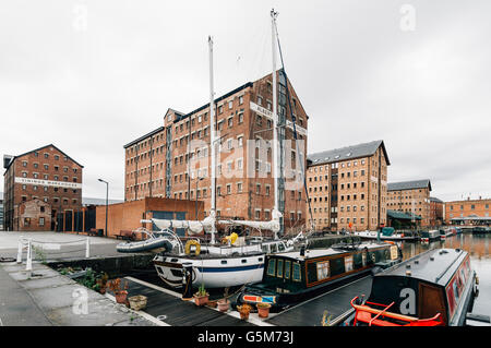 Gloucester, Royaume-Uni - 14 août 2015 : Gloucester Docks au coucher du soleil un jour nuageux Banque D'Images