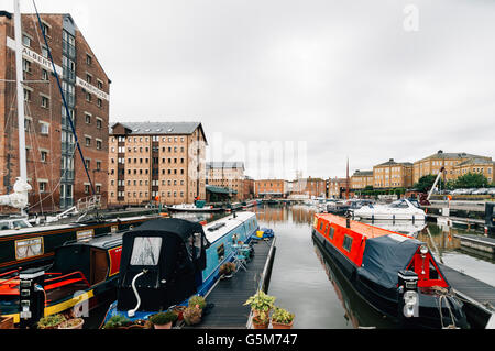 Gloucester, Royaume-Uni - 14 août 2015 : Gloucester Docks au coucher du soleil un jour nuageux Banque D'Images