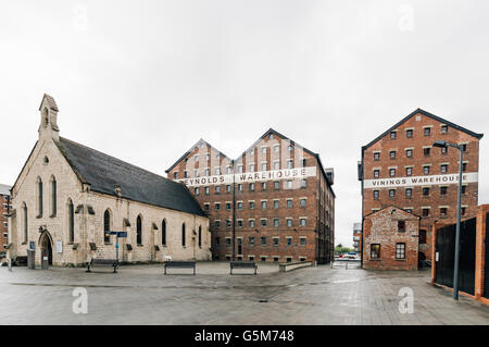 Gloucester, Royaume-Uni - 14 août 2015 : Gloucester Docks au coucher du soleil un jour nuageux Banque D'Images