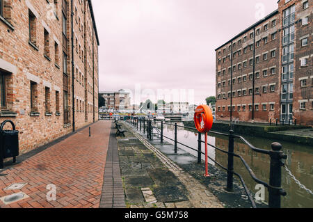 Gloucester, Royaume-Uni - 14 août 2015 : Gloucester Docks au coucher du soleil un jour nuageux Banque D'Images